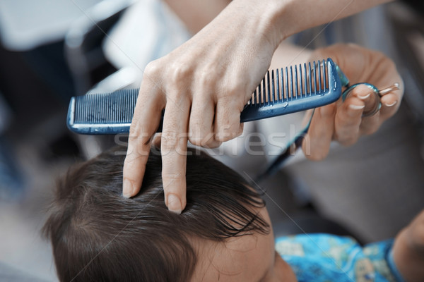 Baby fryzjer ręce włosy kobieta młodych Zdjęcia stock © Novic