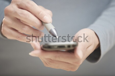 Smartphone stylus uman mâini mână Internet Imagine de stoc © Novic