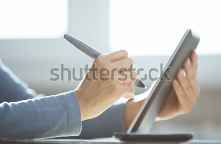Digitális tabletta kezek designer dolgozik táblagép Stock fotó © Novic
