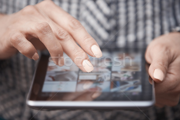 Kobieta ręce cyfrowe tabletka strony Zdjęcia stock © Novic