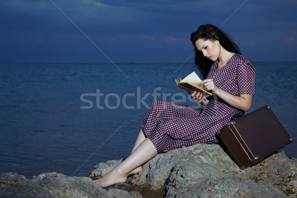 Lesen Dame Sitzung Strand Lesung Buch Stock foto © Novic