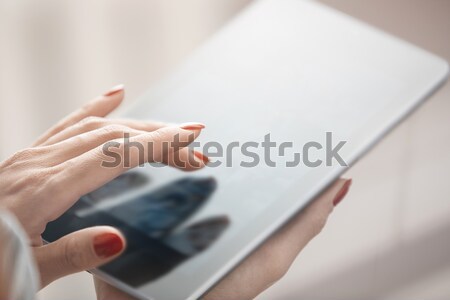 Femeie mâini digital comprimat calculator Imagine de stoc © Novic