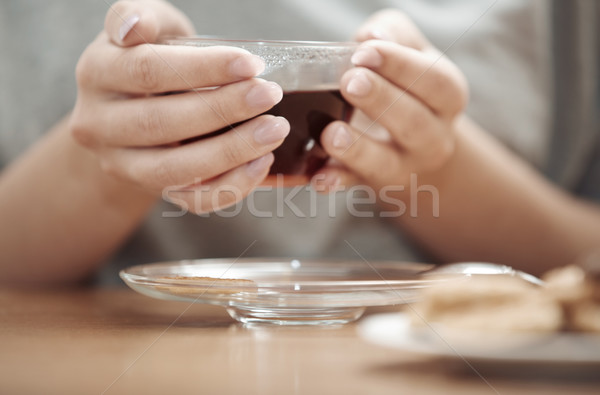 Beker thee menselijke handen voedsel Stockfoto © Novic