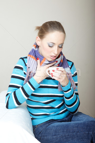 Ziek vrouw drinken hot thee binnenshuis Stockfoto © Novic