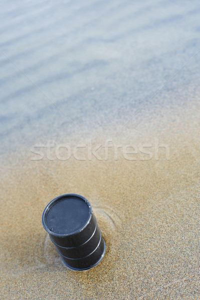 Yağ namlu terkedilmiş deniz sahil endüstriyel Stok fotoğraf © Novic