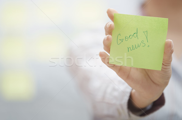 Jó hírek szöveg tapadó jegyzet nő tart Stock fotó © Novic