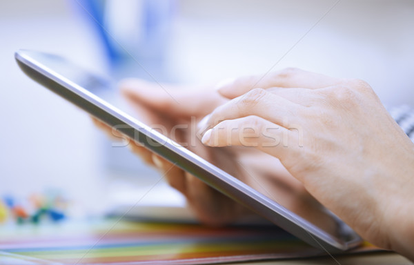 Stockfoto: Vrouw · digitale · tablet · kantoor · handen