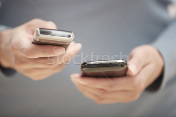 Dois smartphones humanismo mãos dados transferir Foto stock © Novic