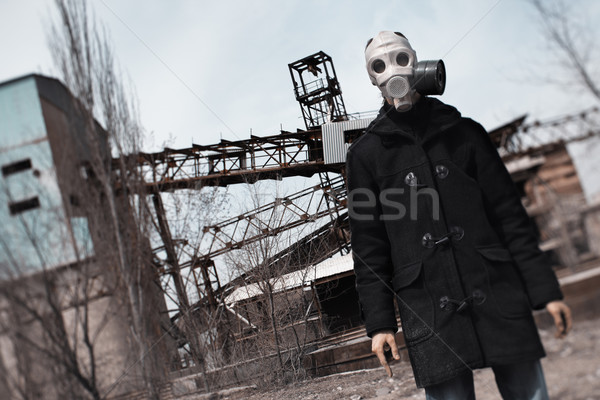 Verhängnis Mann Gasmaske stehen Fabrik Stock foto © Novic