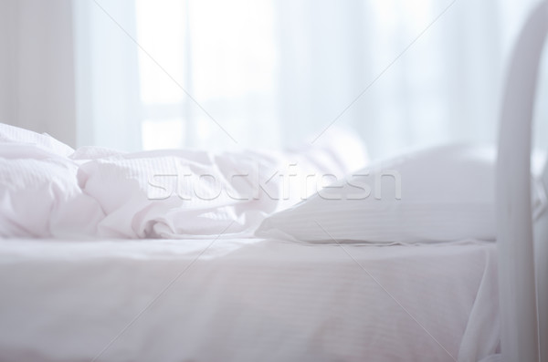 Dormitor pat cameră perdea Imagine de stoc © Novic