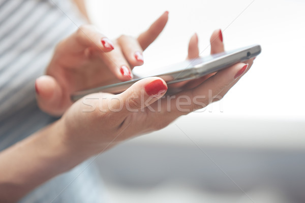 Donna smartphone rosso manicure orizzontale foto Foto d'archivio © Novic