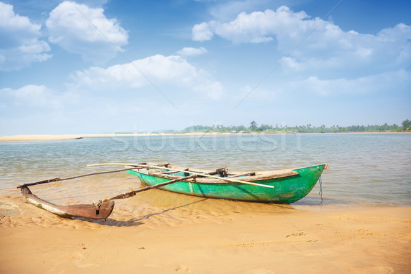 Barcă vechi mic plaja tropicala India vibrant Imagine de stoc © Novic