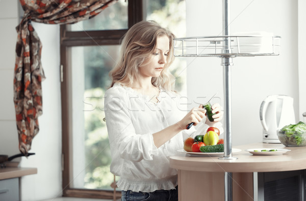 Zdrowa żywność blond pani kuchnia warzyw śniadanie Zdjęcia stock © Novic