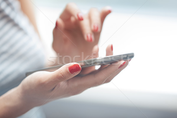 女子 智能手機 紅色 修指甲 橫 照片 商業照片 © Novic