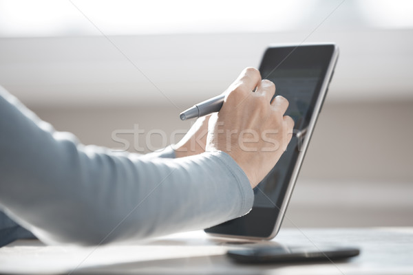 Internetu surfing ludzi ręce kobieta Zdjęcia stock © Novic