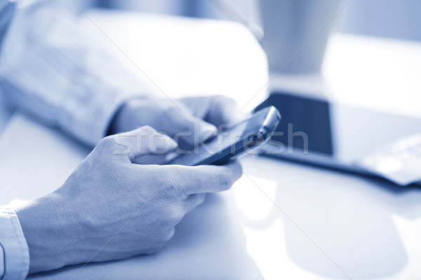 Stockfoto: Business · sms · handen · vrouw · smartphone