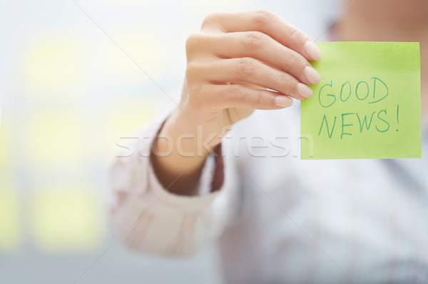 Foto stock: Una · buena · noticia · texto · adhesivo · nota · mujer