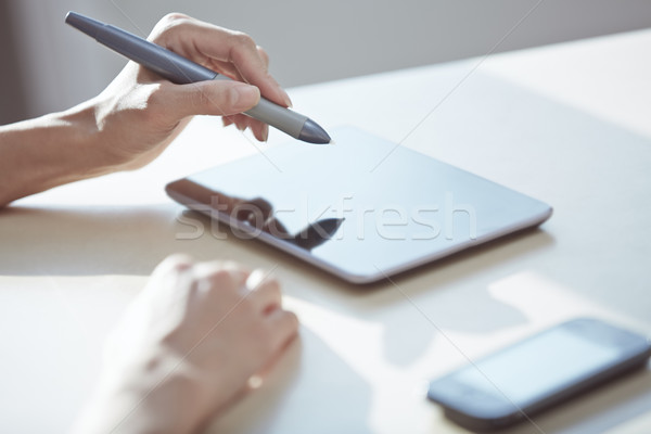 Digitális tabletta kezek designer dolgozik táblagép Stock fotó © Novic