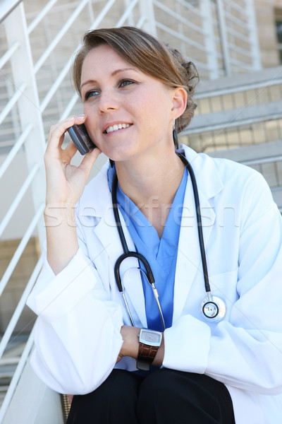 Bella donna infermiera telefono giovani pretty woman ospedale Foto d'archivio © nruboc