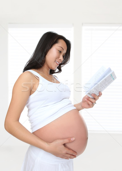 Foto stock: Bastante · mulher · grávida · leitura · jovem · asiático · mulher · de · negócios