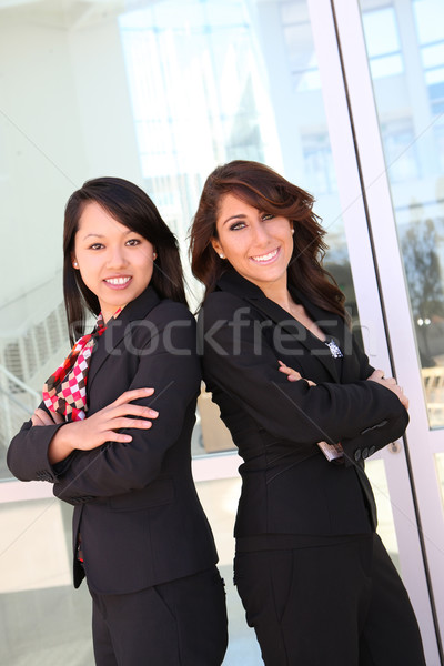 Femeie echipa de afaceri femeie atragatoare cladire de birouri femei Imagine de stoc © nruboc