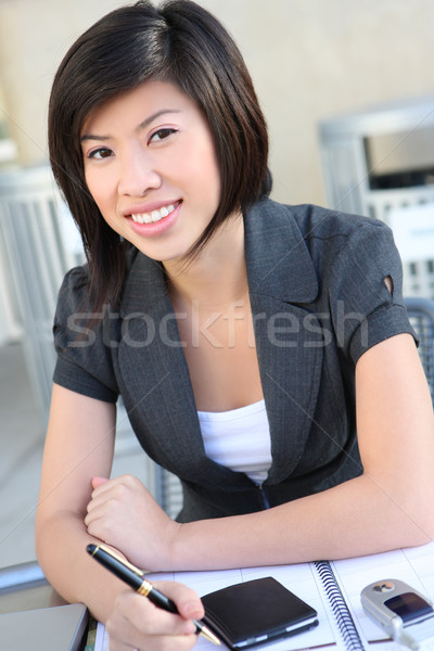 Destul de asiatic femeie de afaceri exterior cladire de birouri birou Imagine de stoc © nruboc