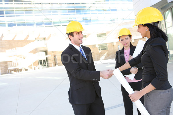 Hombre de negocios construcción mujer guapo apretón de manos edificio de oficinas Foto stock © nruboc