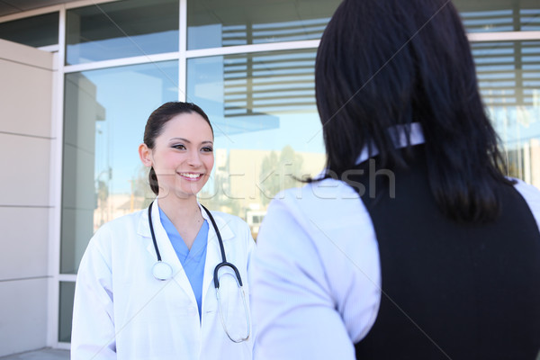 Medico paziente fuori ospedale donna parlando Foto d'archivio © nruboc