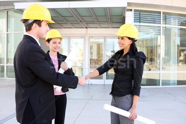 Foto stock: Homem · de · negócios · construção · mulher · bonito · aperto · de · mão · prédio · comercial