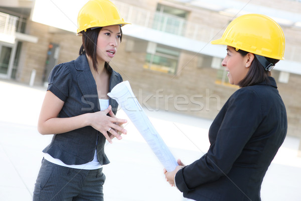 Dwie kobiety dwa dość różnorodny kobiet budowy Zdjęcia stock © nruboc