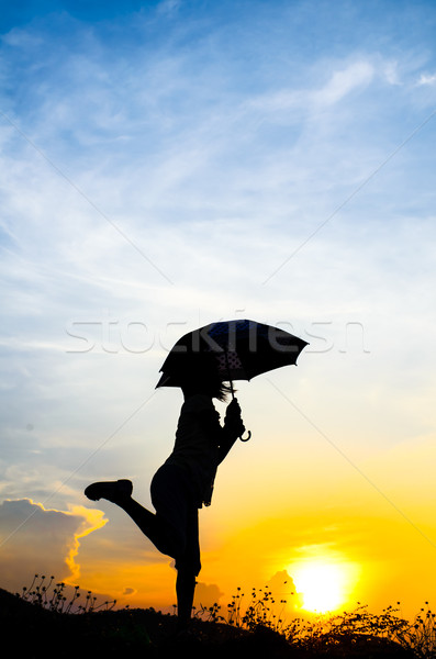 Bemozdulás ugrik esernyő lány naplemente sziluett Stock fotó © nuiiko