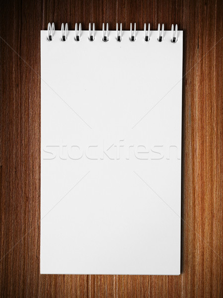 Lungo bianco nota libro verticale tavolo in legno Foto d'archivio © nuttakit