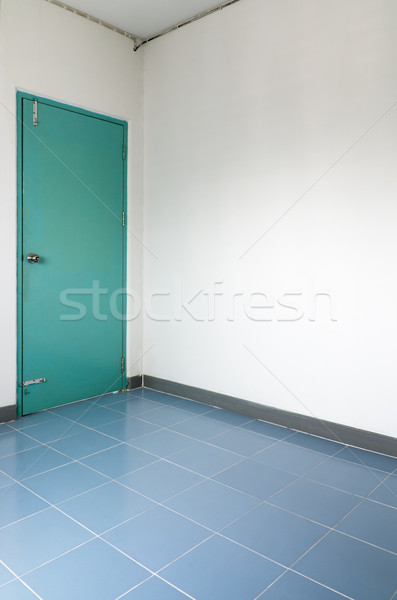 Verde uşă colţ alb cameră ceramică Imagine de stoc © nuttakit