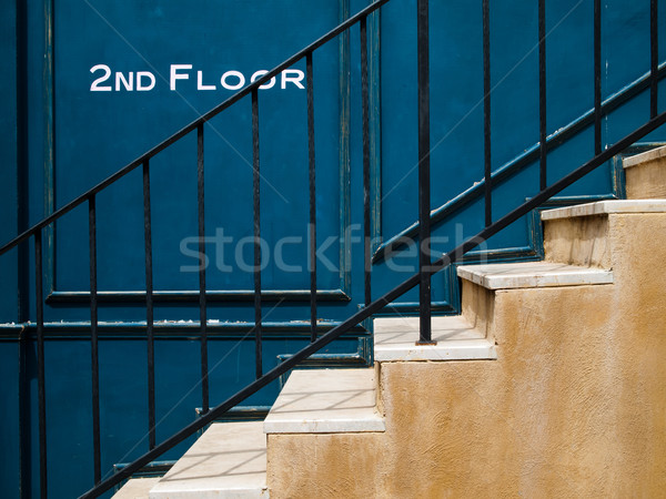 [[stock_photo]]: Escalier · up · deuxième · étage · bleu · mur