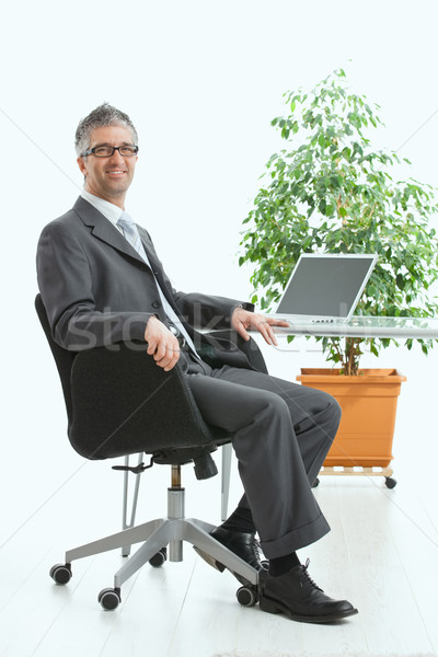 Foto stock: Empresario · sesión · escritorio · de · trabajo · ordenador · portátil · mirando