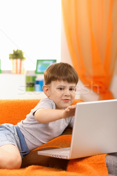 Cinque anni computer ragazzo utilizzando il computer portatile divano guardando Foto d'archivio © nyul