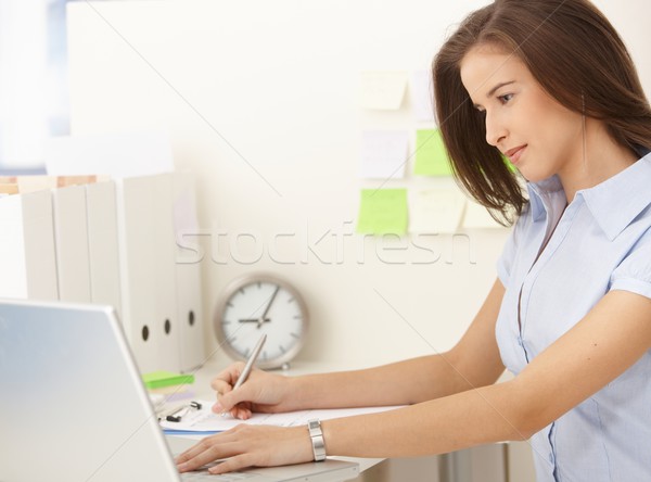 Geschäftsfrau Arbeit beschäftigt Sitzung Schreibtisch mit Laptop Stock foto © nyul