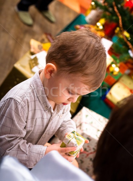 Foto d'archivio: Kid · Natale · presenti · piccolo · ragazzo · anni