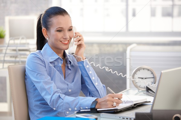 Gelukkig kantoormedewerker meisje telefoongesprek glimlachend luisteren Stockfoto © nyul