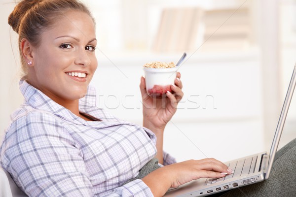 Stockfoto: Mooie · meisje · internet · bed · glimlachend · met · behulp · van · laptop