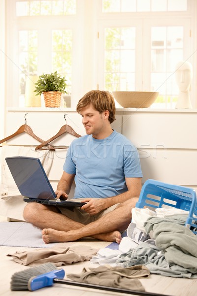 Lusta férfi laptop internet laptop számítógép ül Stock fotó © nyul