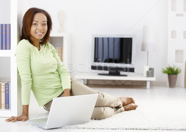 красивая женщина используя ноутбук компьютер домой сидят Сток-фото © nyul