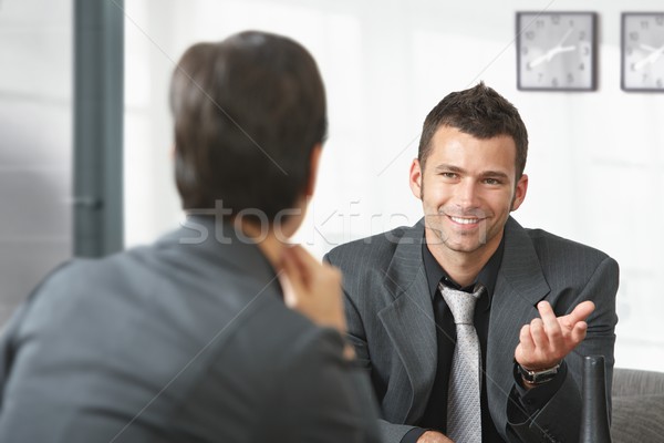 Foto stock: Pessoas · de · negócios · falante · jovem · empresário · sessão · sofá