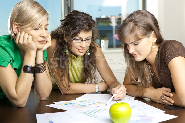 üzleti megbeszélés lezser üzletasszonyok dől asztal tárgyalóterem Stock fotó © nyul