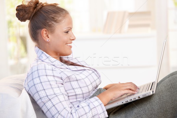 Jonge vrouw internet bed glimlachend met behulp van laptop computer Stockfoto © nyul