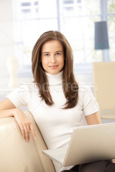 Stockfoto: Glimlachende · vrouw · home · laptop · vergadering · sofa · met · behulp · van · laptop