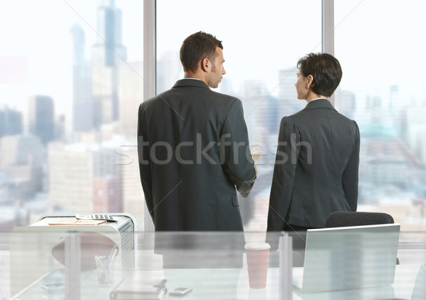 Stock fotó: üzletemberek · beszél · kettő · áll · asztal · iroda