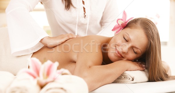 Femeie zambitoare înapoi masaj fericit Imagine de stoc © nyul