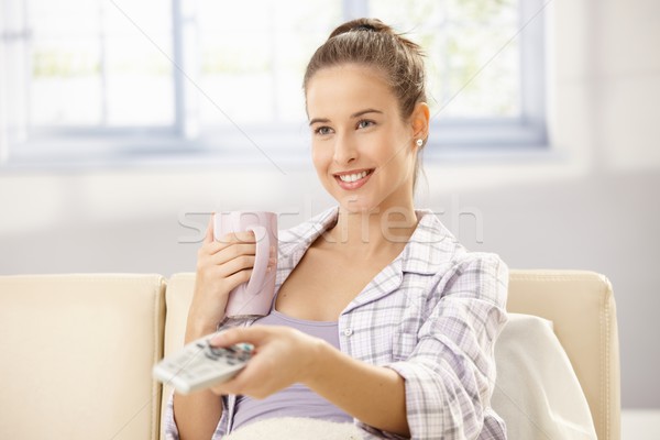 Lachend vrouw afstandsbediening kijken tv ochtend Stockfoto © nyul