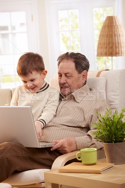 Foto stock: Avô · casa · juntos · neto · usando · laptop